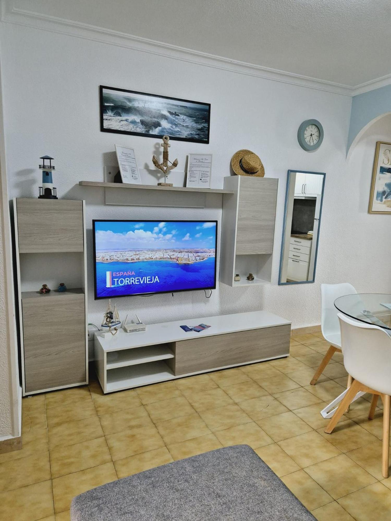 La Casa De Veronica - Serene Apartment With Shared Pool, Steps From The Beach Torrevieja Exterior photo